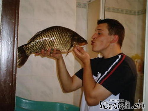 Mann küsst Fisch