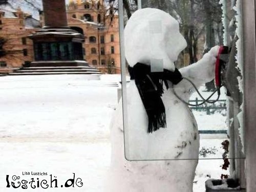 Schneemann an der Telefonzelle