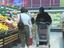 Gorilla im Supermarkt
